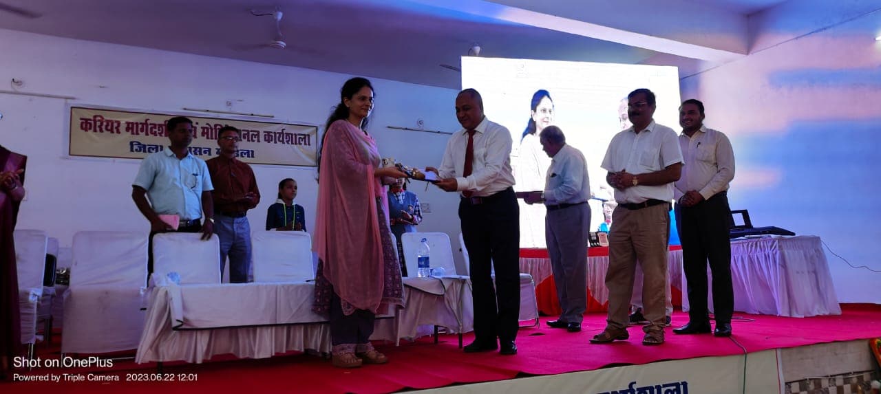 Sanjay Choubey being presented an award on stage by the Collector, Mandla