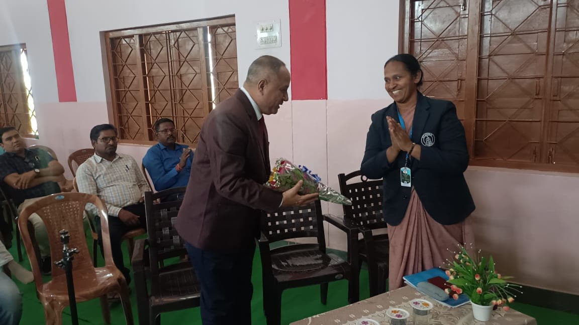 Sanjay Choubey being welcomed at the Smart Parent Smart Child programme